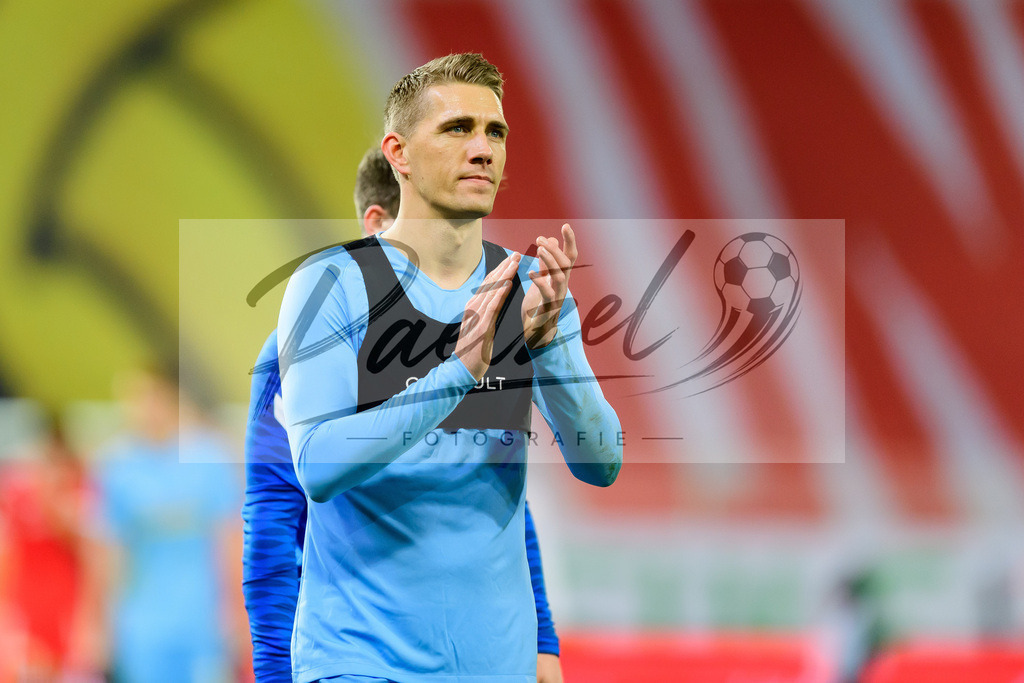 FCUFRE20211215_060 | Fussball, Herren: Nils Petersen (SC Freiburg) gestikuliert, Gestik bei dem Spiel der 1. Bundesliga zwischen 1. FC Union Berlin und SC Freiburg im Stadion An der Alten Foersterei am 15.12.2021 in Berlin, Deutschland.DFB / DFL REGULATIONS PROHIBIT ANY USE OF PHOTOGRAPHS AS IMAGE SEQUENCES AND/OR QUASI-VIDEO. - Realisiert mit Pictrs.com