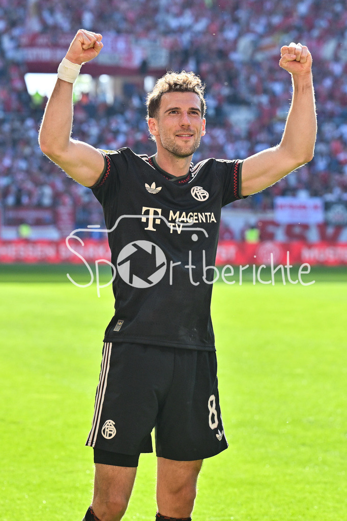1. FSV Mainz 05 - FC Bayern München | MAINZ, GERMANY - 25. APRIL: die Spieler der Bayern feiern zusammen mit den Fans den Auswärtssieg in Mainz nach dem Bundesligamatch zwischen dem 1. FSV Mainz 05 und dem FC Bayern München am 31. Spieltag in der MEWA Arena / DFL REGULATIONS PROHIBIT ANY USE OF PHOTOGRAPHS AS IMAGE SEQUENCES AND/OR QUASI-VIDEO / Leon GORETZKA (FC Bayern Munich 8)