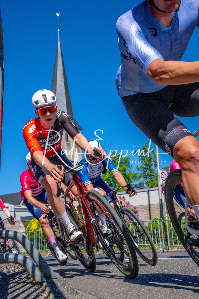 Spurt in den Mai 2026 - Großer Preis der Sparkasse Neuss | Annual one-day road cycling race "Großer Preis der Sparkasse Neuss" held in Büttgen, Germany, organized by VfR Büttgen 1912 e.V. The event features multiple races across all age categories from U11 youth to Elite men. - Realisiert mit Pictrs.com
