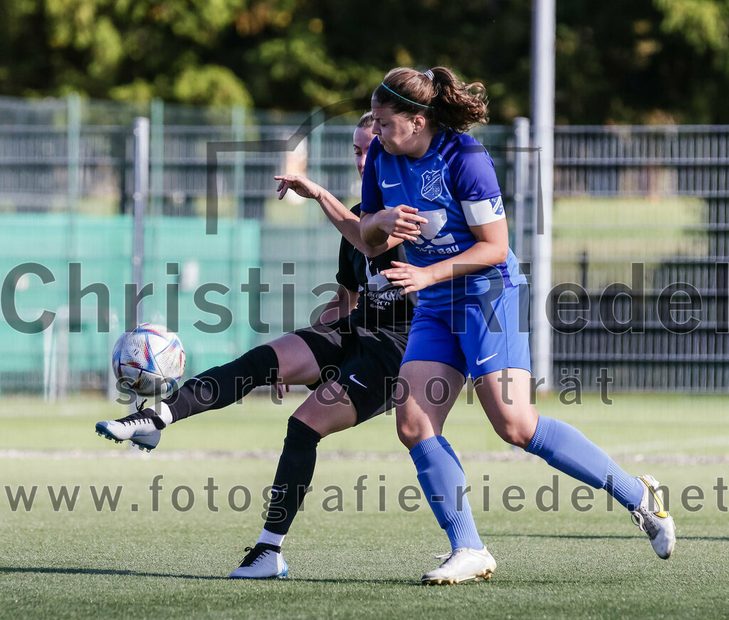 2023-10-21_036_FC_Langengeisling_gegen_TSV_Eching | Erding, Deutschland, 21.10.2023:
Fußball, Bezirksoberliga 2023 / 2024, 8. Spieltag, FC Langengeisling gegen TSV Eching, Endergebnis: 0:0

Gentiana Hoxha (TSV Eching, #20), Carina Sedlmeier (FC Langengeisling, #19)

Foto: Christian Riedel / fotografie-riedel.net