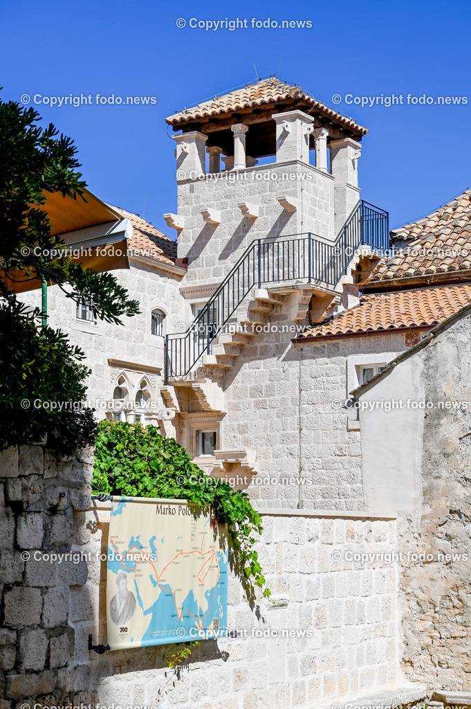 Kroatien_ Korcula_ Insel in Sueddalmatien_ Korcula Stadt_ 13.09.2024-216 | 13.09.2024, Kroatien, HRV, Korcula, Insel in Sueddalmatien, Korcula Stadt im Bild Hafen, Hafenansichten, Boot, Boote, Schiff, Schiffe, Gebauede, Adria, Meer, Stadtansichten, Altstadt, Marco Polo, Museum, Touristen, Souvenier, Restaurant, KonobaKorcula - Schwarzes Korfu - benannt nach den dunklen Kiefernwaeldern, ist eine zu Kroatien gehoerende Insel in der Adria vor der Kueste Sueddalmatiens. Zugleich ist sie Teil des Dinarischen Gebirges. Quelle: Wikipedia