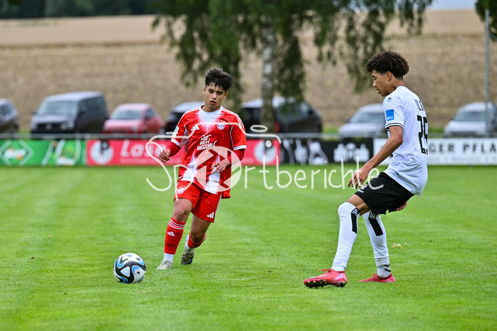 SSV Ulm 1846 Fussball U19 - FC Bayern München U19 | Maycon Douglas NORMANHA CARDOZO (FCB #7) spiel einen Pass / U19 DFB Nachwuchsliga: SSV Ulm 1846 Fussball - FC Bayern München, Hauptspielfeld Langenau am 02.08.2025