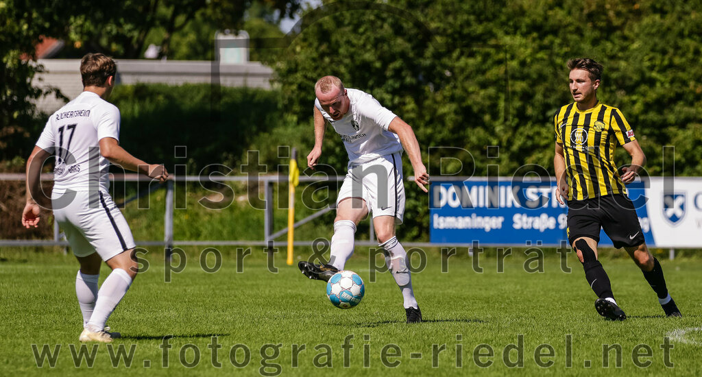 2023-08-19_035_FC_Moosinning_gegen_SV_Reichertsheim | Moosinning, Deutschland, 19.08.2023:
Fußball, Bezirksliga Oberbayern Ost 2023 / 2024, 5. Spieltag, FC Moosinning gegen SV Reichertsheim, Endergebnis: 0:4

Michael Vital (SV Reichertsheim, #17), Thomas Schaberl (SV Reichertsheim, #5), Maximilian Lechner (FC Moosinning, #11)

Foto: Christian Riedel / fotografie-riedel.net