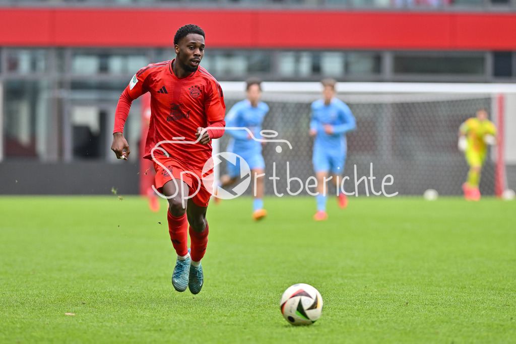 FC Bayern München U19 - TSV 1860 München U19 | am Ball Michael SCOTT (FCB #7) / Freisteller / Einzelfoto / U19 DFB Nachwuchsliga: FC Bayern Muenchen U19 - TSV 1860 Muenchen U19, FC Bayern Campus am 02.11.2024