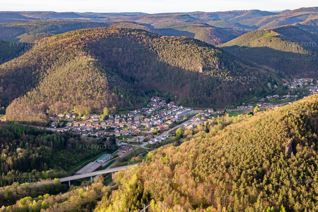 Luftbild: Burgstr in Wilgartswiesen im Bundesland Rheinland-Pfalz in Deutschland. Foto: IMG_140170.jpg vom 11.04.2024 durch Werner Riehm/FLY-FOTO.de
