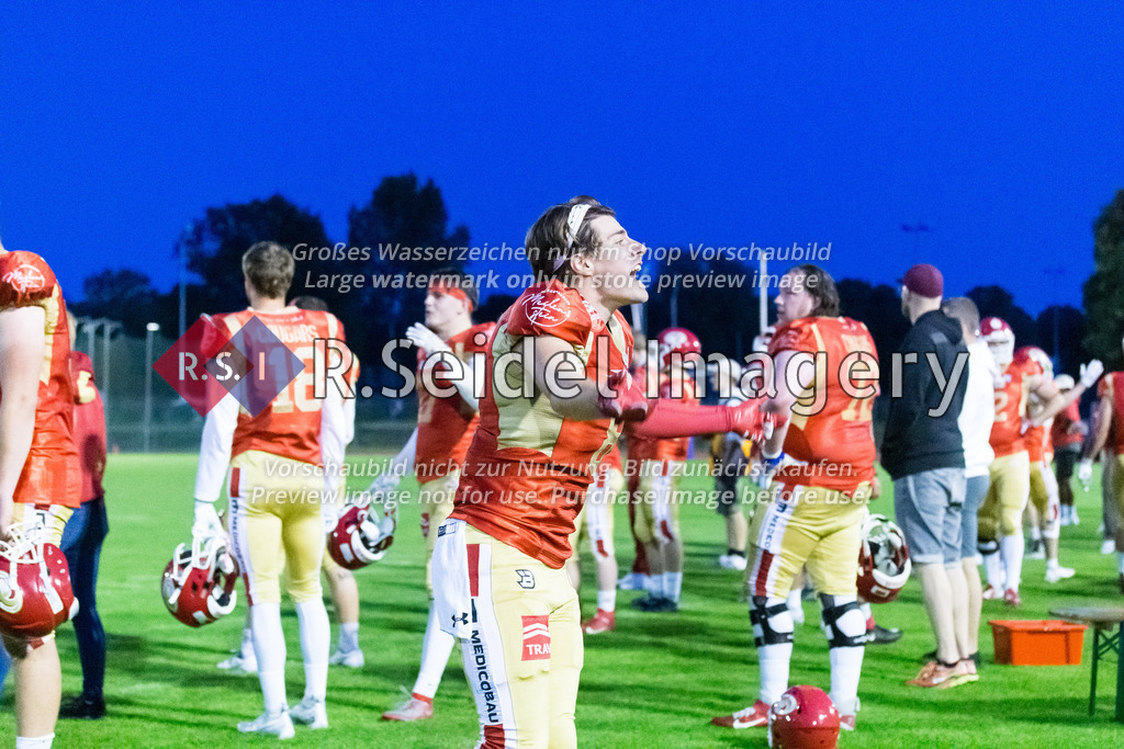 RS-1-006119 | Maximilian Bremer (#8, Cougars, WR) heizt die Fans an.