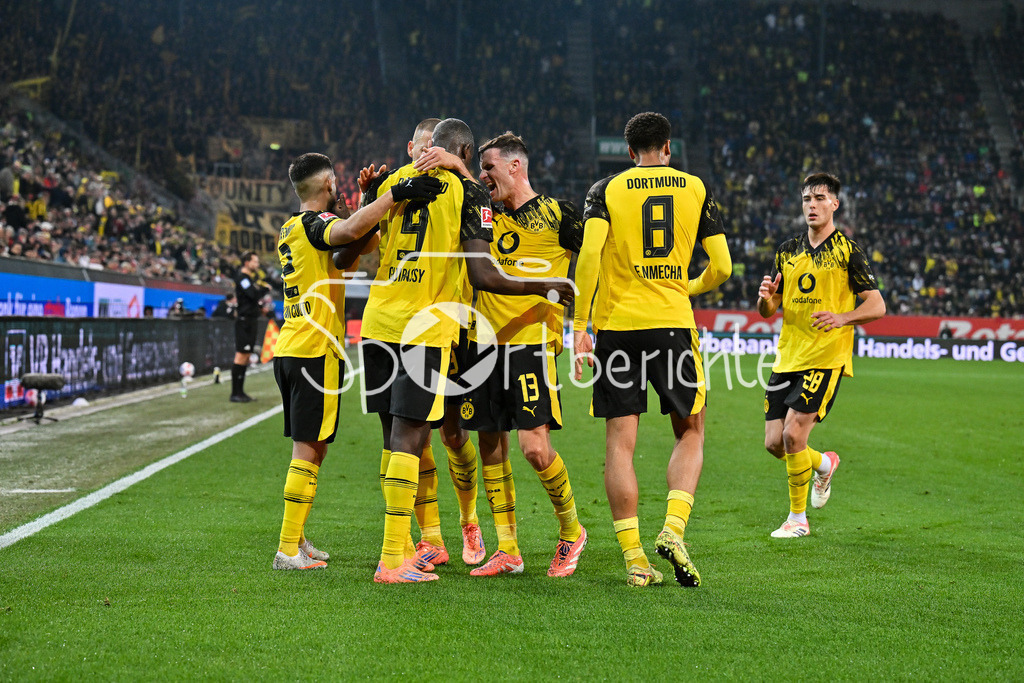 FC Augsburg - Borussia Dortmund | AUGSBURG, GERMANY - Serhou GUIRASSY (Borussia Dortmund 9) celebrates the goal to 0-1 during the bundesliga match between FC Augsburg vs. Borussia Dortmund on matchday 9 at WWK Arena on October 31, 2025 in Augsburg, Germany / DFL REGULATIONS PROHIBIT ANY USE OF PHOTOGRAPHS AS IMAGE SEQUENCES AND/OR QUASI-VIDEO / Carney CHUKWUEMEKA (Borussia Dortmund 17)