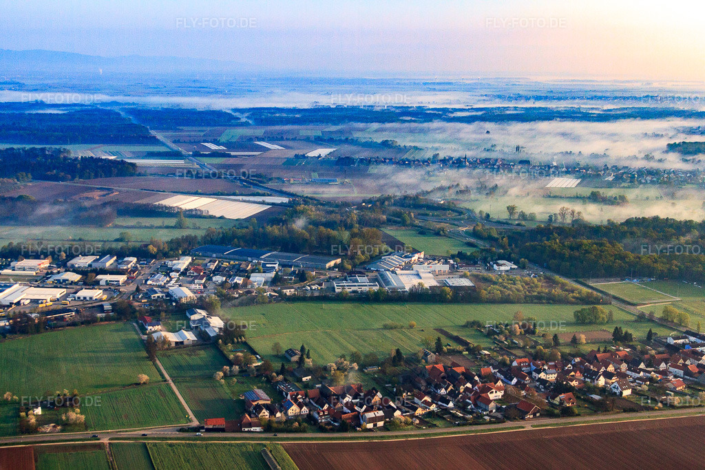 Luftbild: Gewerbegebiet Horst im Frühdunst von Süden im Ortsteil Minderslachen in Kandel im Bundesland Rheinland-Pfalz in Deutschland. Foto: IMG_49512.jpg vom 13.04.2012 durch Werner Riehm/FLY-FOTO.de