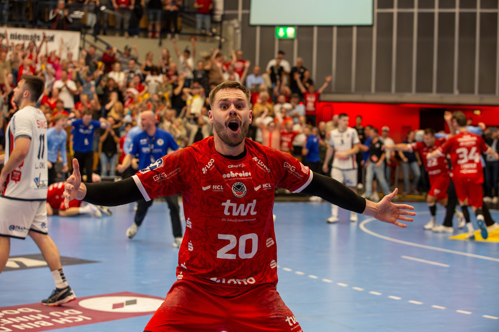 2. HBL (Handball-Bundesliga), 34. Spieltag: Eulen Ludwigshafen gegen TV 05/07 Hüttenberg***Unbändiger Jugel bei Alexander Falk (20, Ludwigshafen) nach dem geschafften Klassenerhalt | 2. HBL (Handball-Bundesliga), 34. Spieltag: Eulen Ludwigshafen gegen TV 05/07 Hüttenberg***Unbändiger Jugel bei Alexander Falk (20, Ludwigshafen) nach dem geschafften Klassenerhalt - Realisiert mit Pictrs.com