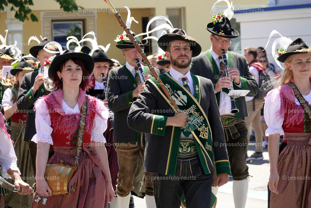 news-2022-Juli17-Musikumzug-Reutte-DSD02984-Ehrwald | Info aus dem Bezirk Reutte/Ausserfern Tirol sowie eine umfangreiche Bilddatenbank über die gesamte Region: Lechtal, Talkessel Reutte, Tannheimertal, Zwischentoren. Lech, Plansee, Zugspitze, Grenztunnel, B179, Fernpassstraße, Verkehr, Lawinen, Tradition, - Realisiert mit Pictrs.com
