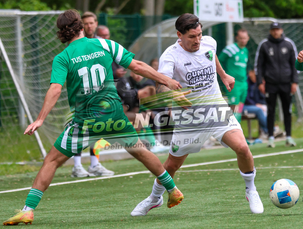 SC Bünde - TuS Tengern | Auf dem Bild zu sehen: weiß SC Bünde: Andrej Gorr ; grün TuS Tengern: Kevin Hübert SC Bünde, TuS Tengern, Saison 25/26, Bezirksliga, Hunnebrock, Deutschland - Realisiert mit Pictrs.com