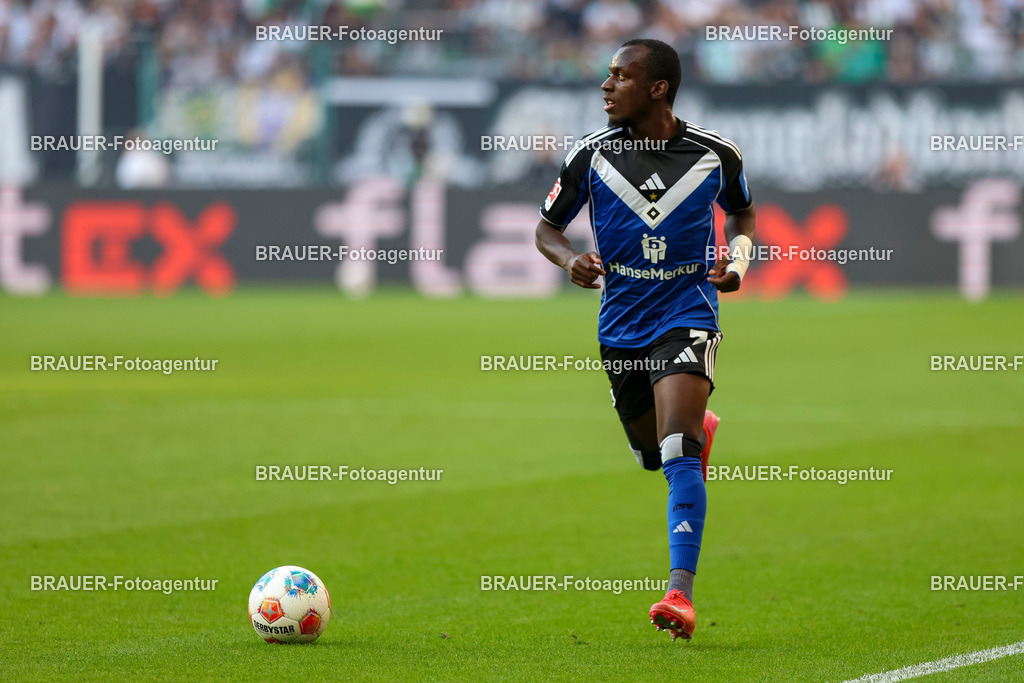 Borussia Mönchengladbach vs Hamburger SV - Bundesliga  | Mönchengladbach, Deutschland, 24.08.25:   Jean-Luc Dompe (Hamburger SV) in Aktion am Ball, Einzelaktion waehrend des Spiels der Bundesliga zwischen Borussia Mönchengladbach vs Hamburger SV im Stadion im Borussia Park(Foto von Brauer-Fotoagentur / Adrian Schlueter)