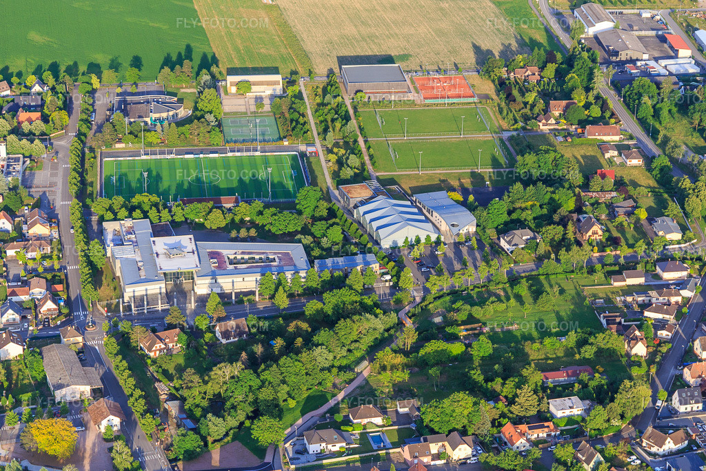 Aerial view: Piscine Aquaried and Terrain de Football at the Collège Jean-Jacques Waltz and Gymnasium in Marckolsheim in the state Bas-Rhin, France.Photo: IMG_147379.jpg taken on 05/29/2025 by Werner Riehm/FLY-FOTO.comResolution of the original: 5031 x 3354 pxWWW.RIED-MARCKOLSHEIM.FR