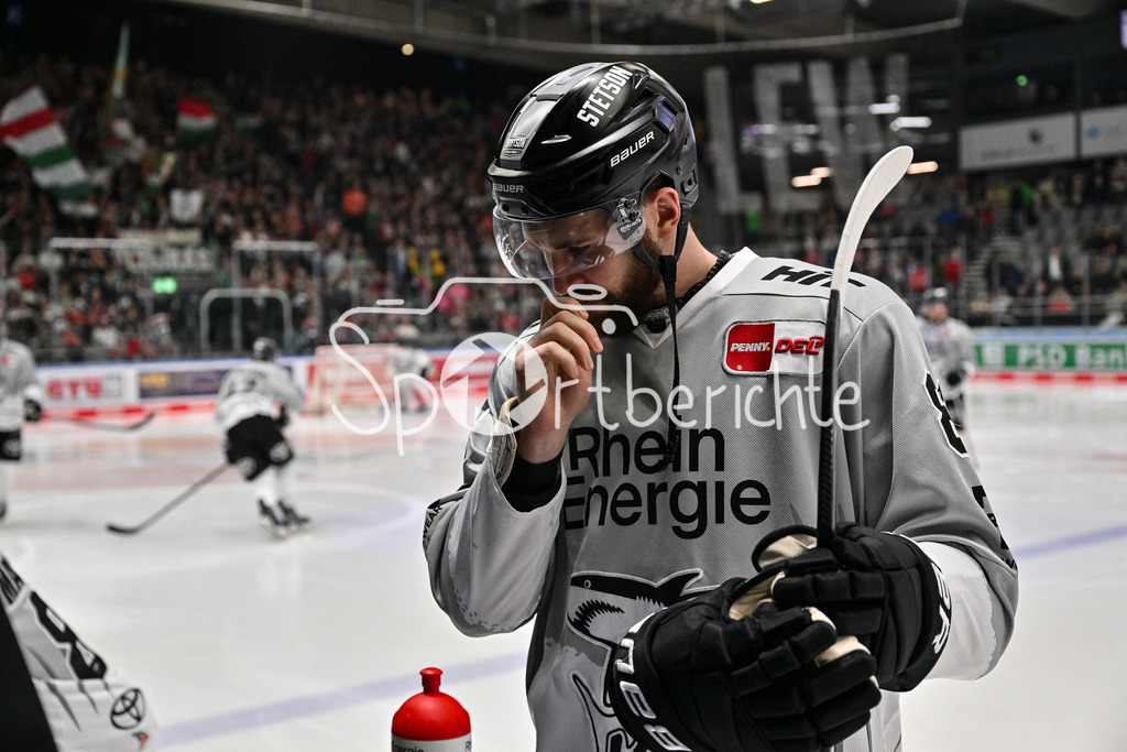 Augsburger Panther - Kölner Haie | Zu beginn des dritten Drittels riecht Alexandre GRENIER (Koelner Haie #82) / Riechampule / Riechstaebchen / DEL: Augsburger Panther - Koelner Haie, Curt Frenzel Stadion am 02.03.2025