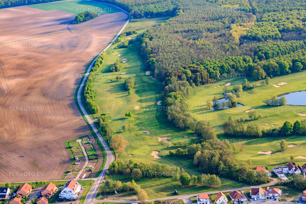 Vue aérienne: Club de golf Soufflenheim Baden-Baden du nord-est à Soufflenheim dans le département Bas Rhin, France – .Photo: IMG_39487.jpg prise le 14/04/2011 par Werner Riehm/FLY-FOTO.eu – Résolution de l'original: 4752 x 3168 px