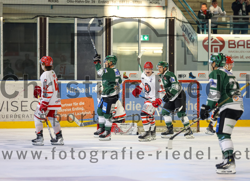 2023-09-10_057_TSV_Erding_gegen_EHC_Klostersee | Erding, Deutschland, 10.09.2023:
Eishockey, Bayernliga 2023 / 2024, Testspiel, TSV Erding gegen EHC Klostersee, Endergebnis: 10:1

Leon Abstreiter (Erding Gladiators, #72), Marc Bosecker (EHC Klostersee, #8), Paul Pfenninger (Erding Gladiators, #58)

Foto: Christian Riedel / fotografie-riedel.net