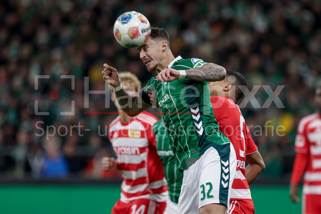 Fussball, Bundesliga, SV Werder Bremen - 1. FC Union Berlin | Marco Friedl (SV Werder Bremen, 32) beim Kopfball, Aktion, Action, Spielszene, DIE DFL-RICHTLINIEN UNTERSAGEN JEGLICHE NUTZUNG VON FOTOS ALS SEQUENZBILDER UND/ODER VIDEOÄHNLICHE FOTOSTRECKEN. DFL REGULATIONS PROHIBIT ANY USE OF PHOTOGRAPHS AS IMAGE SEQUENCES AND/OR QUASI-VIDEO.