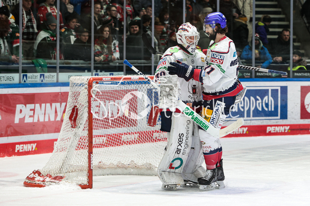 Augsburger Panther - Eisbaeren Berlin | Julian MELCHiORI (EBB #71) bedankt sich bei Juho MARKKANEN (EBB #30)