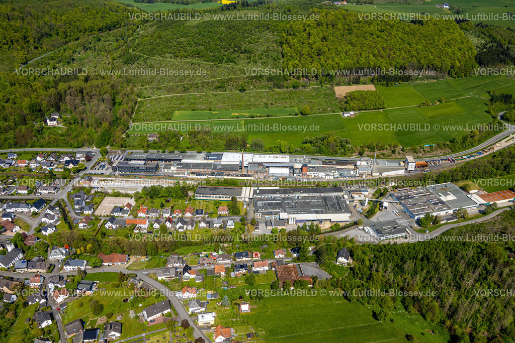 Brilon240503907 | Luftbild, Wohngebiet Ortsansicht Ortsteil Hoppecke, Gewerbegebiet Hoppecke Batterien GmbH Batteriehersteller, Hoppecke, Brilon, Sauerland, Nordrhein-Westfalen, Deutschland