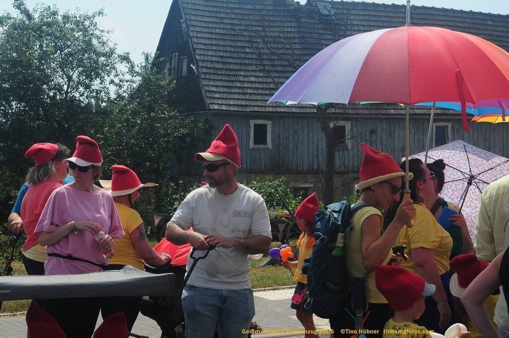 Geißmannsdorf-2026-Festumzug-150 | Festumzug in Geißmannsdorf bei Bischofswerda im Juni 2026. Fotografische Eindrücke und Momentaufnahmen vom Festumzug anläßlich des 800-jährigen Bestehens von Geißmannsdorf - mit Teilnehmern und Gästen, Strohpuppen und geschmückten Vorgärten und Grundstücken - Realisiert mit Pictrs.com
