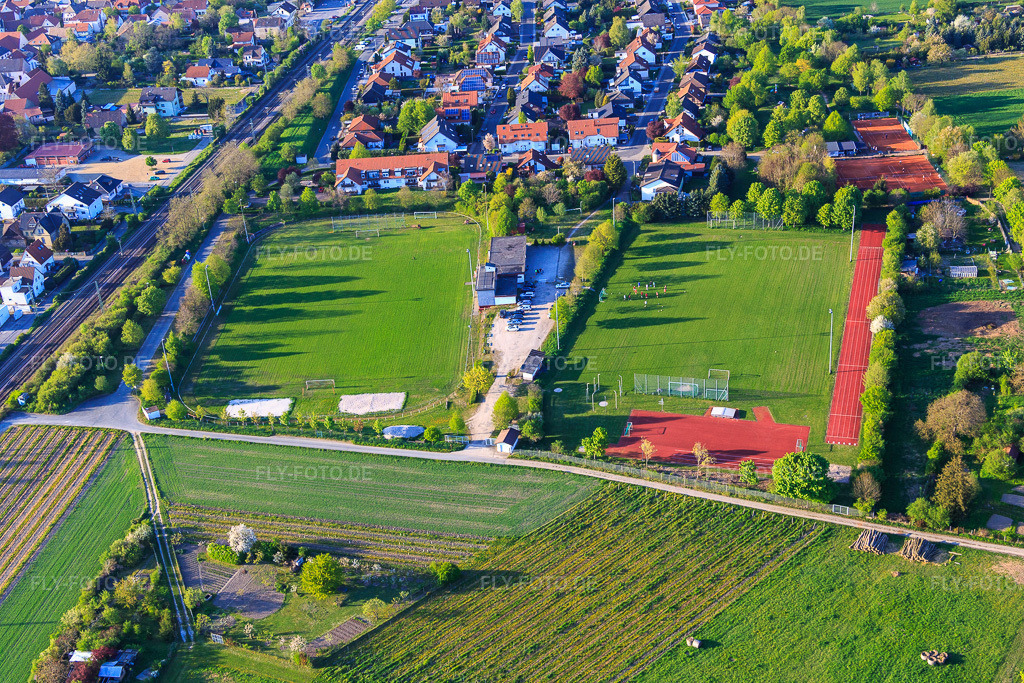 Luftbild: Sportplätze mit Sportheim Alsheim in Alsheim im Bundesland Rheinland-Pfalz in Deutschland. Foto: IMG_077634.jpg vom 23.04.2015 durch Werner Riehm/FLY-FOTO.de