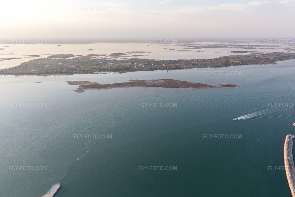 Aerial view: View of the town in Punta Sabbioni in the state Veneto, Italy. – Photo: IMG_098289.jpg taken on 04/03/2017 by Werner Riehm/FLY-FOTO.com – Resolution of the original: 4990 x 3327 px