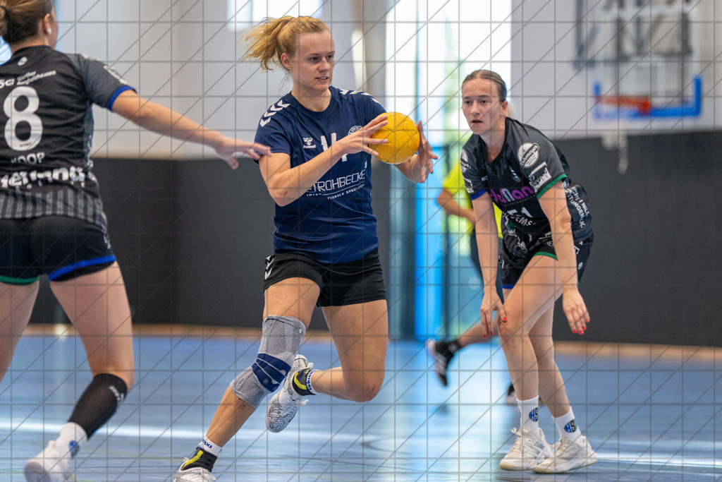 Saisonauftakt-Turnier TSG Burg Gretesch 25/26 | 1. Damen vs. HSG Werther/Borgholzhausen | Carla Nikolaus (TSG Burg Gretesch #14) //  16.08.25: Saisonauftakt-Turnier TSG Burg Gretesch 25/26 | 1. Damen vs. HSG Werther/Borgholzhausen / Osnabrück / Deutschland  //   CREDIT:www.bullenfotos.de, Martin König, Hörner Weg 40, D-49078 Osnabrück, +4917663732967 // Nutzung und Weitergabe nur zu den vereinbarten Zwecken. Presseanfragen an Ersteller. Alle Rechte beim Ersteller. Honorierung nach MFM. - Realisiert mit Pictrs.com