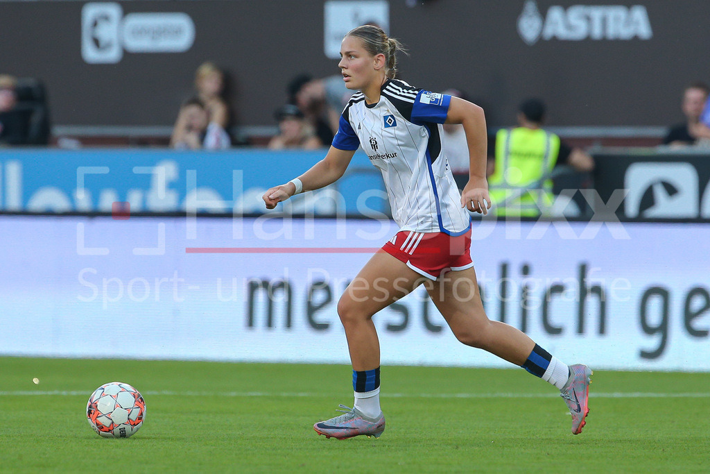 Fussball, DFB-Pokal Frauen, FC St. Pauli - Hamburger SV | v.li.: Marlene Deyß (Hamburger SV, 3) Freisteller, Einzelbild, Ganzkörper, Aktion, Action, Spielszene, DIE DFB-RICHTLINIEN UNTERSAGEN JEGLICHE NUTZUNG VON FOTOS ALS SEQUENZBILDER UND/ODER VIDEOÄHNLICHE FOTOSTRECKEN. DFB REGULATIONS PROHIBIT ANY USE OF PHOTOGRAPHS AS IMAGE SEQUENCES AND/OR QUASI-VIDEO.