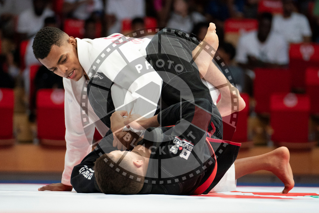 20231109PBB6617 | Fighters compete during the AJP World Professional Championship in the Mubadala Arena in Abu Dhabi, Arab United Emirates, on November 9, 2023.