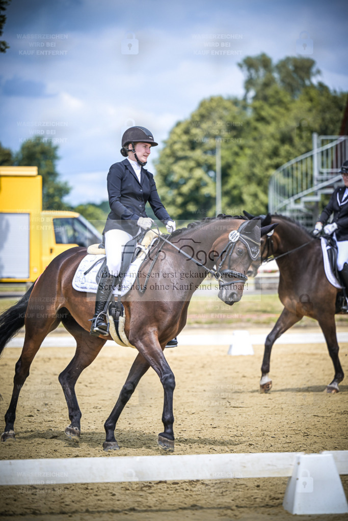 DOS_2154 | Entdecke hochwertige Reitturnierfotos von Foto Oger. Professionell, emotional und authentisch – jetzt Lieblingsmomente im Shop bestellen. - Realisiert mit Pictrs.com