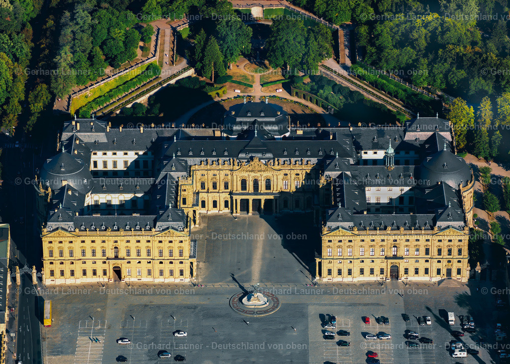 2342354 | Würzburger Residenz ist ein barocker Schlossbau am Rande der Innenstadt von Würzburg, der 1720 begonnen wurde und bis 1744 vollendet war.