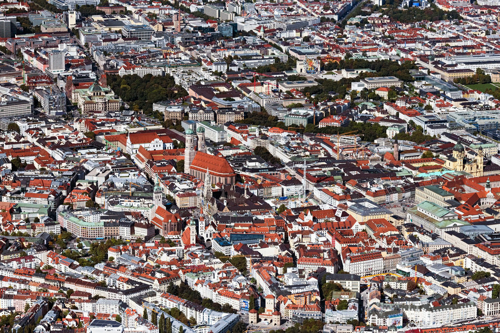 dr__0092838.jpg | MüNCHEN 01.10.2021 Altstadtbereich und Innenstadtzentrum in München im Bundesland Bayern, Deutschland. // Old Town area and city center in Munich in the state Bavaria, Germany. Foto: Daniel Reiter