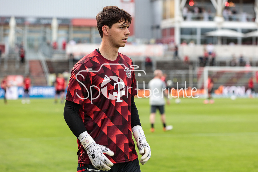 FC Würzburger Kickers - FC Bayern Amateure | Jakob Thomas MAYER (FCB #33) beim warmmachen