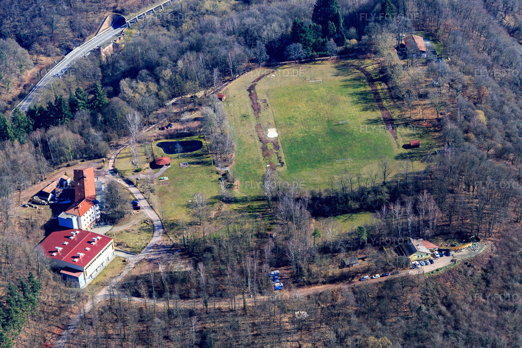 Luftbild: Turnhalle , Turnerjugendheim und Sportplatz des Jugendzeltplatz in Annweiler am Trifels im Bundesland Rheinland-Pfalz in Deutschland. Foto: IMG_097004.jpg vom 25.02.2017 durch Werner Riehm/FLY-FOTO.deTurnerjugendheim Annweiler