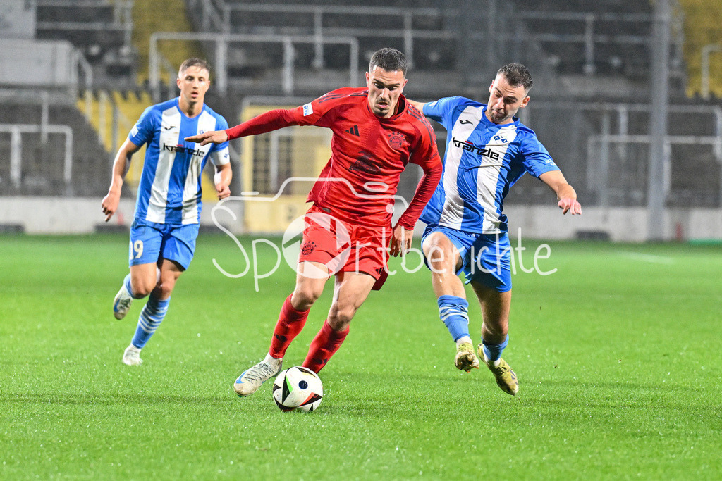FC Bayern Amateure - FV Illertissen | im Duell Arijon IBRAHIMOVIC (FC Bayern München II #10) und Marin PUDIC (FV Illertissen #6) / Zweikampf