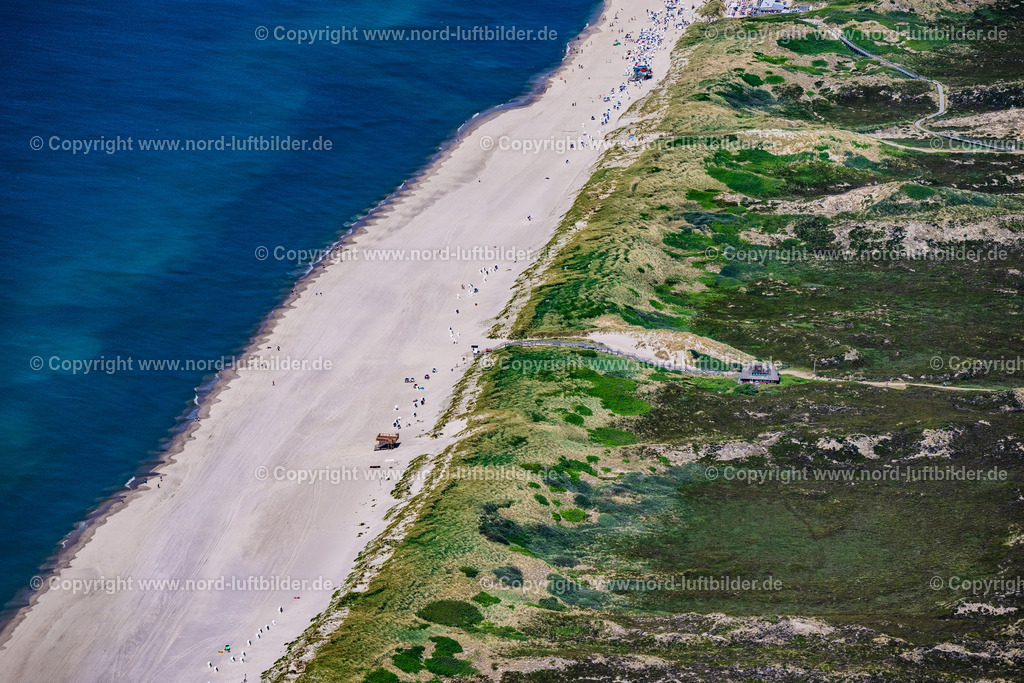 Sylt_Kampen_Strand_Höhe_Kläranlagen_ELS_5371130625 | KAMPEN (SYLT) 13.08.2025 Sandstrand- Landschaft entlang des Küsten- Verlaufes mit Strandtreppe in Kampen (Sylt) auf der Insel Sylt im Bundesland Schleswig-Holstein, Deutschland. // Beach landscape along the with Strandtreppe in Kampen (Sylt) at the island Sylt in the state Schleswig-Holstein, Germany. Foto: Martin Elsen