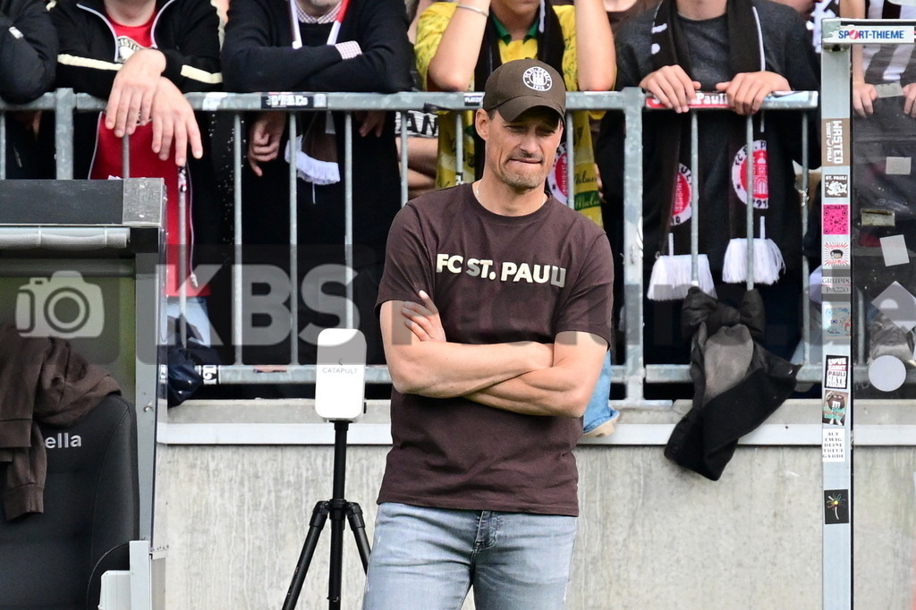 KBS Picture_FCStPauli-FCAugsburg_029 | Blessin Alexander Trainer (St.Pauli) ,Sportplatz :  Millerntor Stadion, - Realisiert mit Pictrs.com