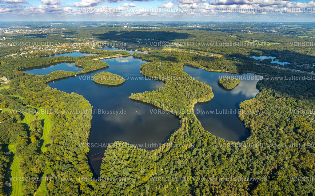Duisburg241003136 | Luftbild, Sechs-Seen-Platte, Wald und Segelboot, hinten der ehemalige Rangierbahnhof, Fernsicht und blauer Himmel mit Wolken, Wedau, Duisburg, Ruhrgebiet, Nordrhein-Westfalen, Deutschland