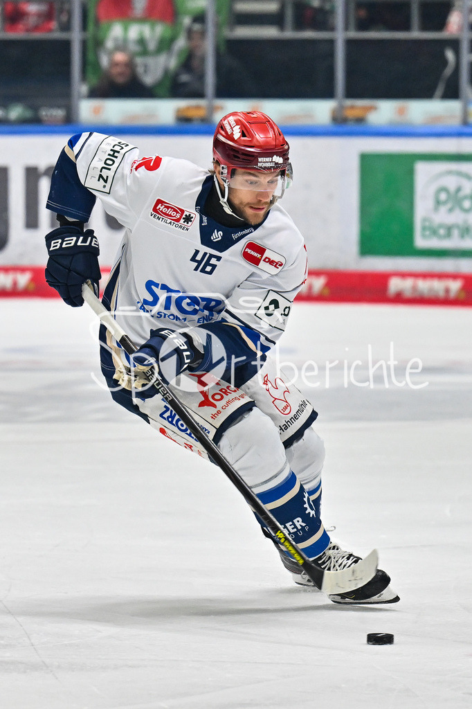 Augsburger Panther - Schwenninger Wild Wings | AUGSBURG, DEUTSCHLAND - 2. NOVEMBER: am Puck Eric MARTINSSON (Schwenninger Wild Wings 46)  / Einzelfoto / Freisteller beim Ligaspiel zwischen den Augsburger Panthern und den Schwenninger Wild Wings am 17. Spieltag der Penny DEL im Curt Frenzel Stadion am 02.11.2025