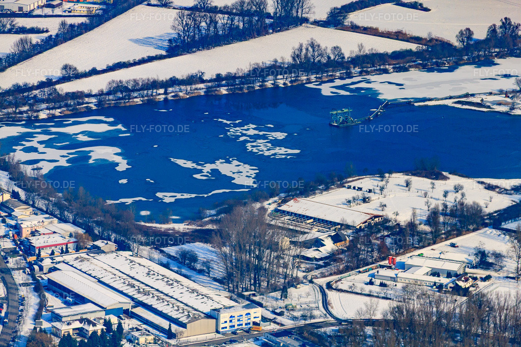 Luftbild: Baggersee im Winter bei Schnee im Ortsteil Neureut in Karlsruhe im Bundesland Baden-Württemberg in Deutschland. Foto: IMG_24250.jpg vom 16.02.2010 durch Werner Riehm/FLY-FOTO.de