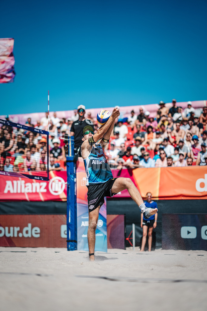 Beachvolleyball | Männer | Allianz German Beach Tour 2024 | Tourstop Kühlungsborn | 11.08.2024 | Benedikt Sagstetter spielt den Ball