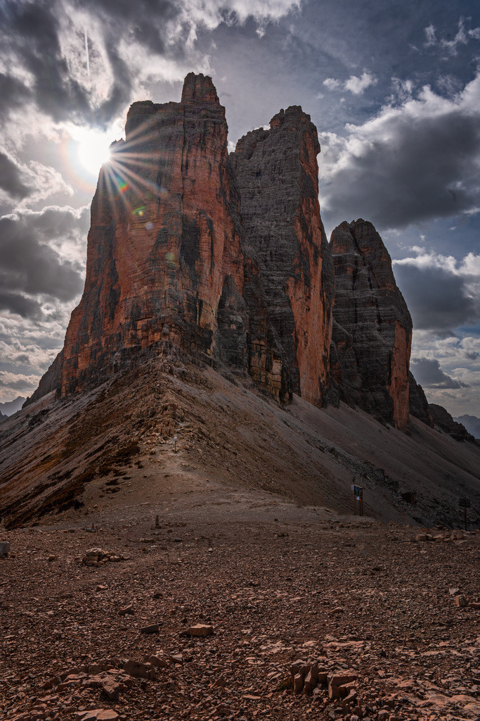 Drei Zinnen am Paternsattel | Ein Bild der drei Zinnen aufgenommen vom Paternsattel mit der Sonne im Gegenlicht - Realisiert mit Pictrs.com