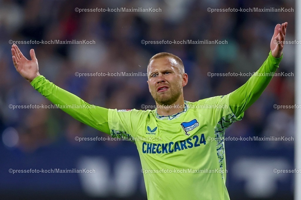 S0401082501127 | 01.08.2025, Fußball, FC Schalke 04 - Hertha BSC, 1.Spieltag, 2. Fußball Bundesliga, Veltins-Arena Gelsenkirchen, Saison 2025 2026: Jon Dagur Thorsteinsson (Hertha BSC #24) gestikulierend DFB regulations prohibit any use of photographs as image sequences and or quasi-video.