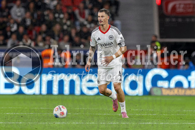 Bayer 04 Leverkusen vs Eintracht Frankfurt - Bundesliga  | Leverkusen, Deutschland, 12.09.25:   Robin Koch (Eintracht Frankfurt) in Aktion am Ball, Einzelaktion waehrend des Spiels der Bundesliga zwischen  Bayer 04 Leverkusen vs Eintracht Frankfurt in der BayArena(Foto von Brauer-Fotoagentur / Adrian Schlueter)