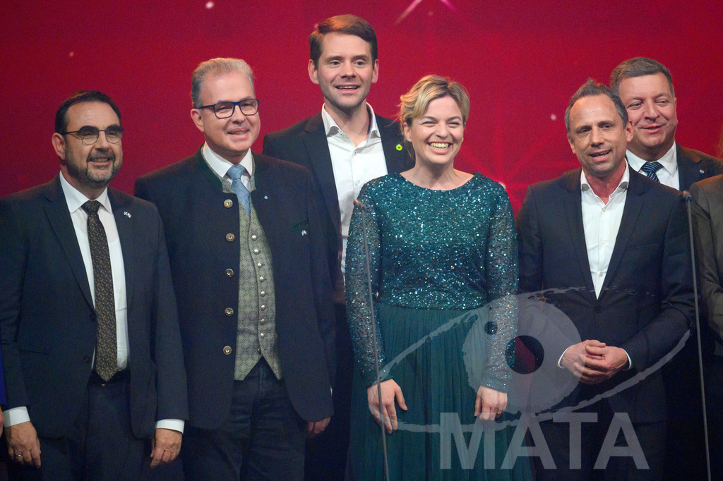 _DWA1724 | Klaus Holetscheck (CSU, MdL) Florian Streibl (Frei Wähler, MdL), Thomas von Sarnowski (Bündnis 90/Die Grünen, MdL), Katharina Schulze ( Bündnis 90/Die Grünen, MdL), Thorsten Glauber (Frei Wähler, Staatsminister für Umwelt und Verbraucherschutz), Christian Bernreiter (CSU, Staatsminister für Wohnen, Bau und Verkehr) bei '30 Jahre Sternstunden-Gala 2023' in der Frankenhalle. Nürnberg, 15.12.2023 - Realisiert mit Pictrs.com