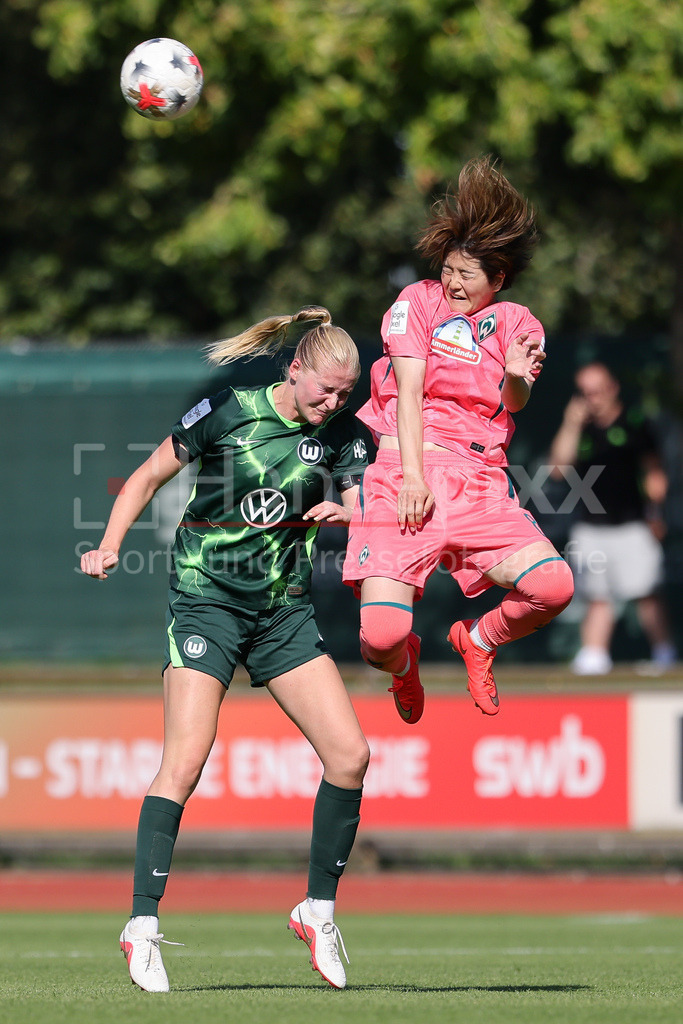 Fussball, Testspiel Frauen, SV Werder Bremen - VfL Wolfsburg | v.li.: Camilla Küver (VfL Wolfsburg, 16) und Mei Shimada (SV Werder Bremen, 8) im Kopfballduell, Kopfball, Zweikampf, Action, Aktion, Spielszene