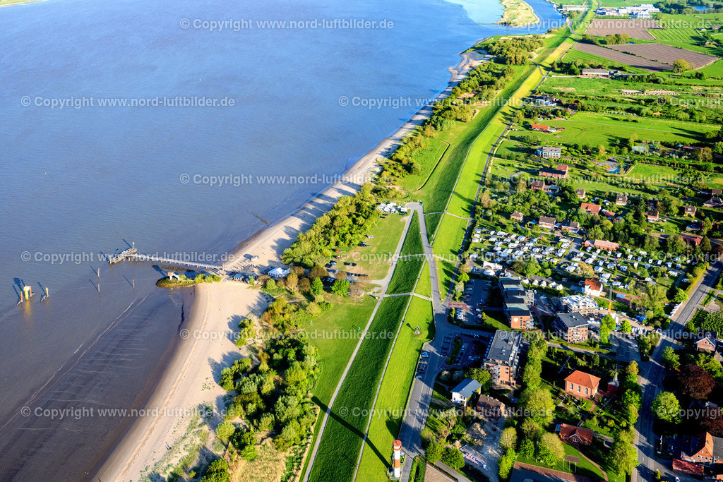 Drochtersen_Krautsand_ELS_2936140522 | DROCHTERSEN 14.05.2022 Sandstrand- Landschaft entlang des Ufer- Flußverlaufes auf der Elbinsel Krautsand mit Ferien und Hotelanlagen in Drochtersen im Bundesland Niedersachsen, Deutschland. // Sandy beach landscape along the banks of the river auf of Elbinsel Krautsand with Ferien and Hotelanlagen in Drochtersen in the state Lower Saxony, Germany. Foto: Martin Elsen