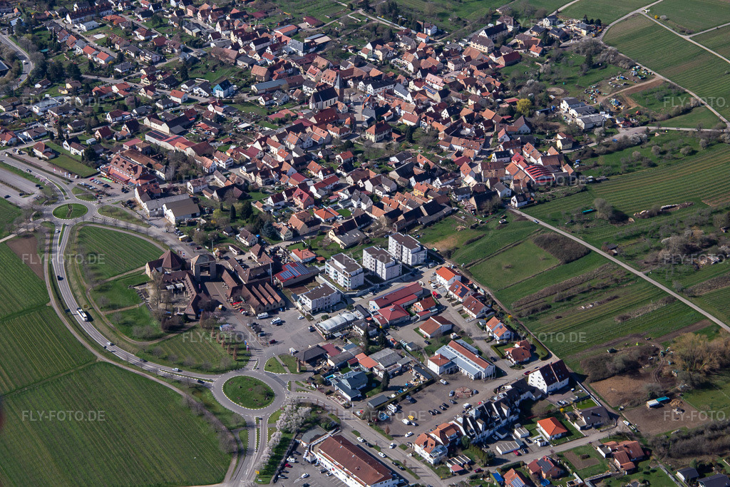 Luftbild: Deutsches Weintor. Beginn der deuschen Weinstr im Ortsteil Schweigen in Schweigen-Rechtenbach im Bundesland Rheinland-Pfalz in Deutschland. Foto: IMG_136144.jpg vom 28.03.2023 durch Werner Riehm/FLY-FOTO.de