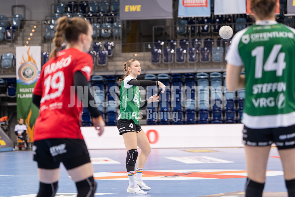Handball I Frauen I Saison 2025-2026 I 1. HBF I 17. Spieltag I VFL Oldenburg - Thüringer HC I 0109 | Toni-Luisa Reinemann (4, VfL Oldenburg) - Realisiert mit Pictrs.com