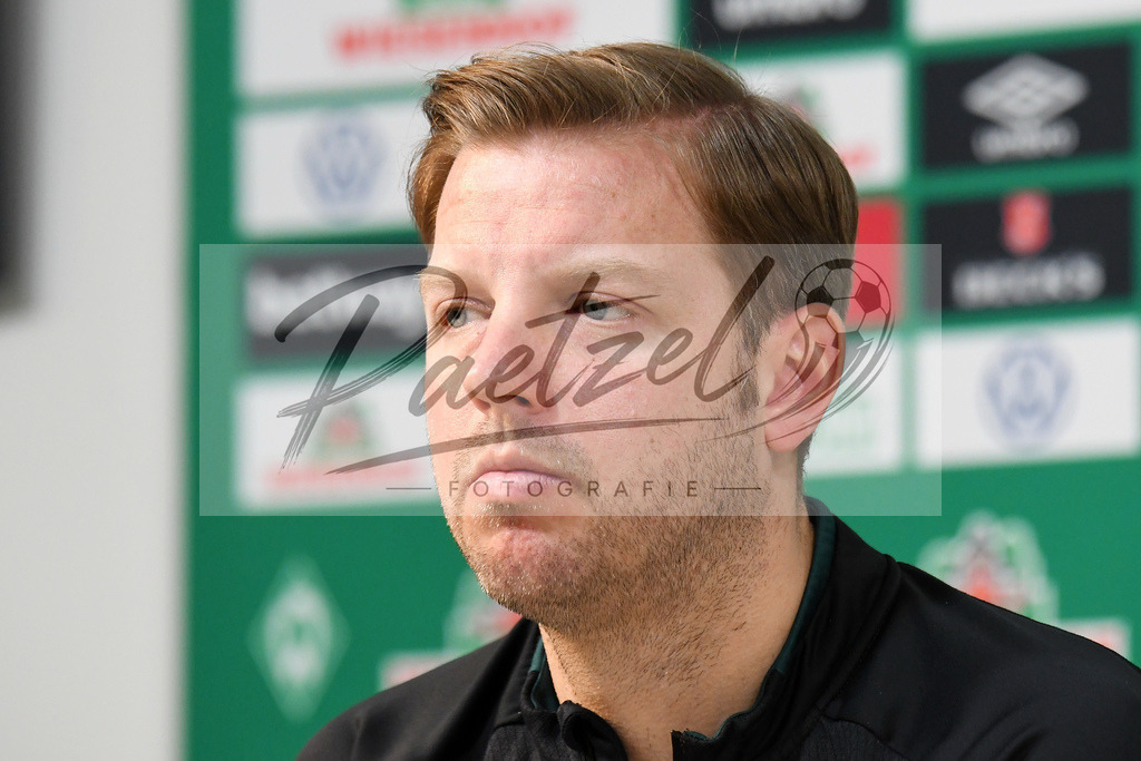 20200303_PKWBRE_0028 | Fussball, Herren: Trainer Florian Kohfeldt (SV Werder Bremen) schaut waehrend der Pressekonferenz des SV Werder Bremen im Presseraum des wohninvest Weserstadion am 03.03.2020 in Bremen, Deutschland. - Realisiert mit Pictrs.com